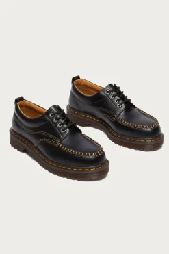 Dr. Martens Lowell - Analine Black< Footwear