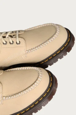 Dr. Martens Lowell - Buttersoft Light Tan< Footwear
