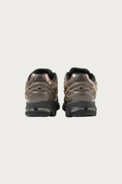 New Balance 1906R - Mushroom Black/Black Metallic< Footwear